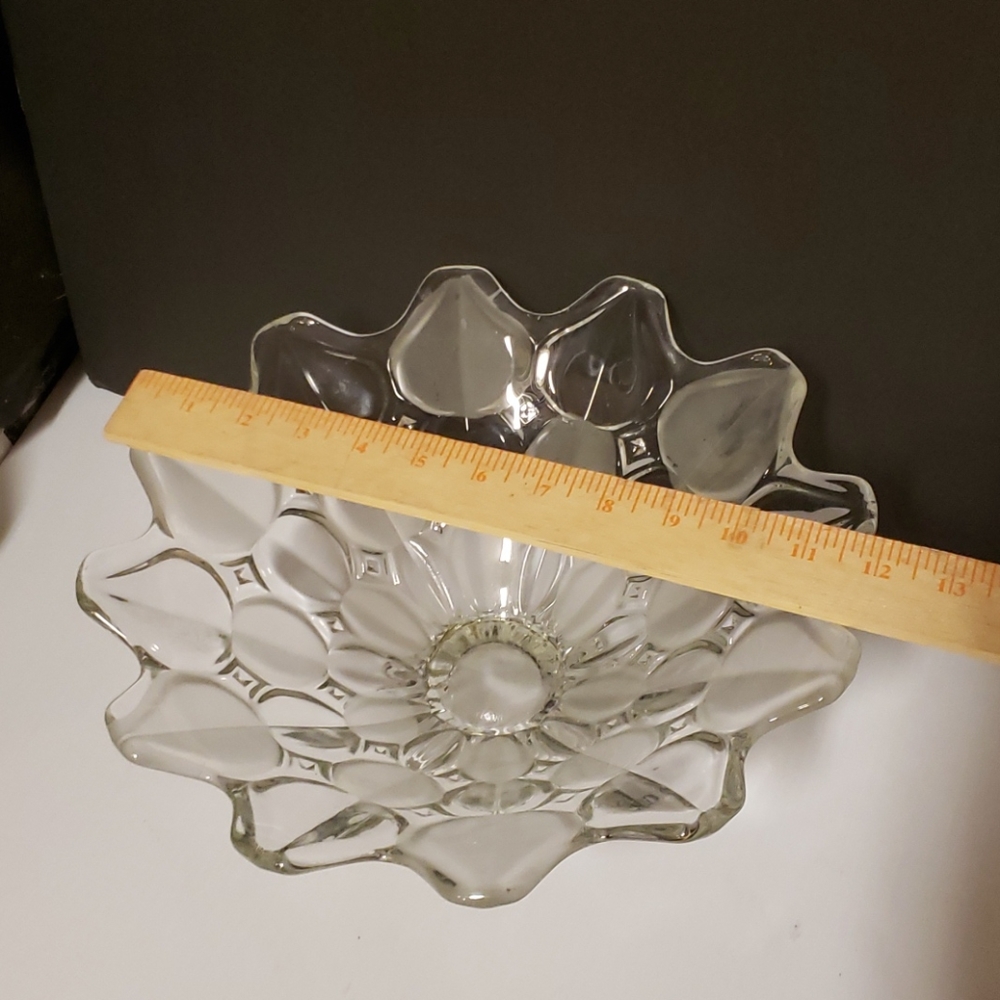 Beautiful fruit glass bow size is on the pictures